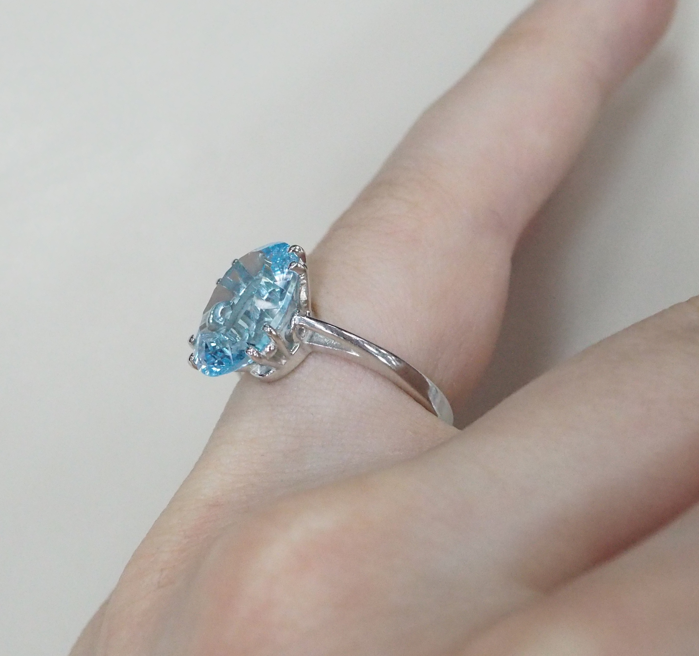 Серебряное кольцо с топазом